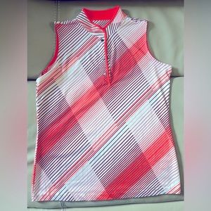 Tail sleeveless golf shirt with buttons.